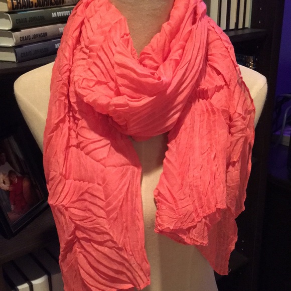 ❤️3/$25❤️ Textural Coral Crinkle Scarf 🧣 - Picture 1 of 3